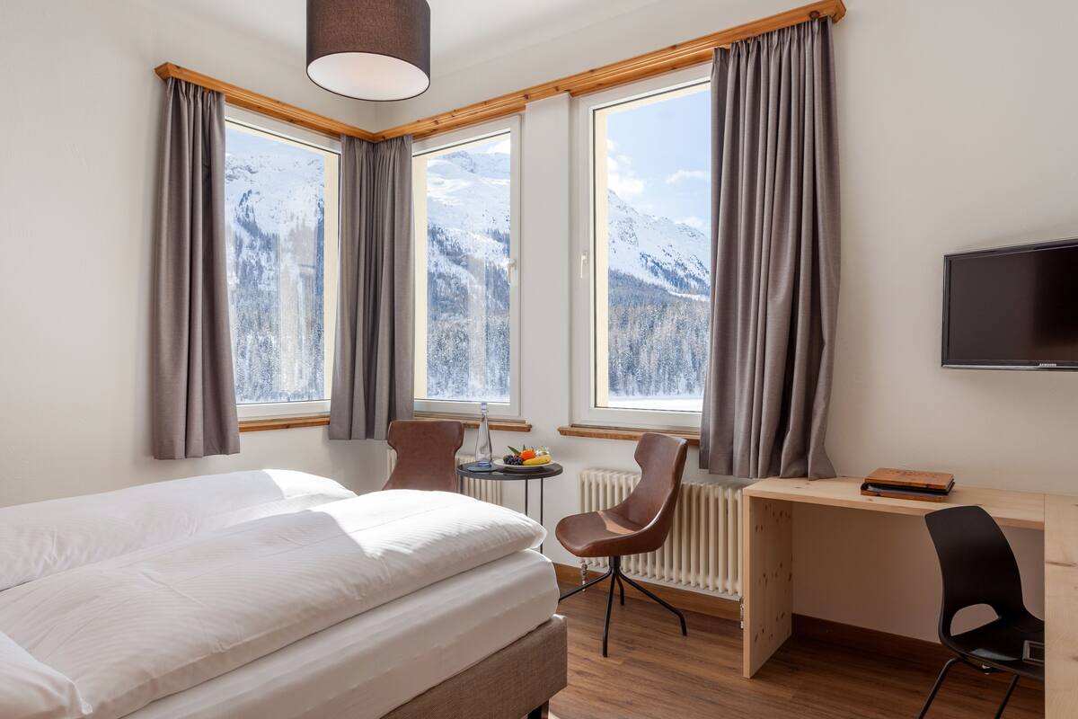 Dobbeltrom, utsikt mot innsjø | Memory foam-senger, minibar, safe på rommet og skrivebord