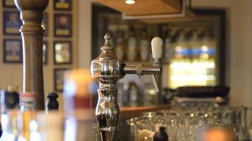 Una zona de bar con una grifería y vasos.