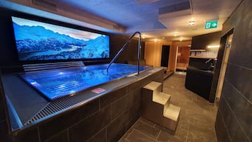 Un sauna, una bañera de hidromasaje, baño turco