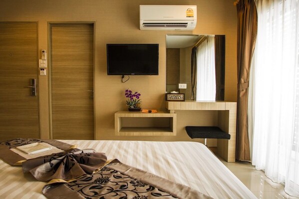 ห้องซูพีเรีย | มินิบาร์ฟรีบางอย่าง, ตู้นิรภัยในห้องพัก, โต๊ะทำงาน, ผ้าม่านกันแสง