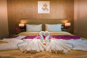 Retro Suite | Free minibar items, in-room safe, desk, blackout drapes