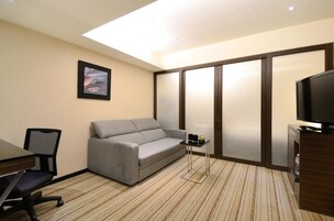 スイート | リビングルーム | 20 インチのLED テレビ (ケーブル放送視聴可)、テレビ