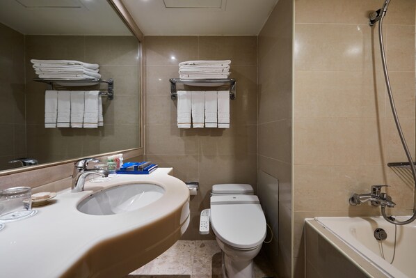 Executive Quadruple Room | Bathroom | Hair dryer, slippers, towels - K Hotel - Taipei I (Taipei)