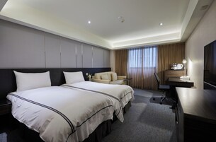 Businesshuone, 2 yhden hengen sänkyä | Ylelliset vuodevaatteet, tallelokero huoneessa, työpöytä, äänieristys