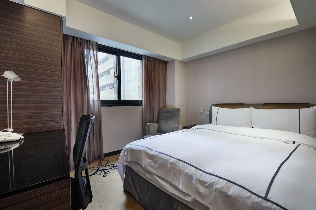 Economy Room, 1 Double Bed | 1 bedroom, premium bedding, in-room safe, desk