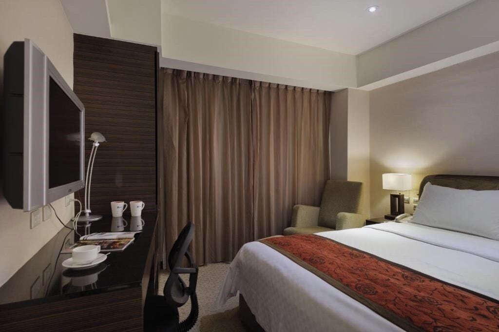 economy room, 1 double bed | premium bedding, in-room safe, desk, soundproofing