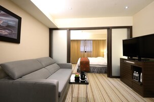 スイート | リビングルーム | 20 インチのLED テレビ (ケーブル放送視聴可)、テレビ