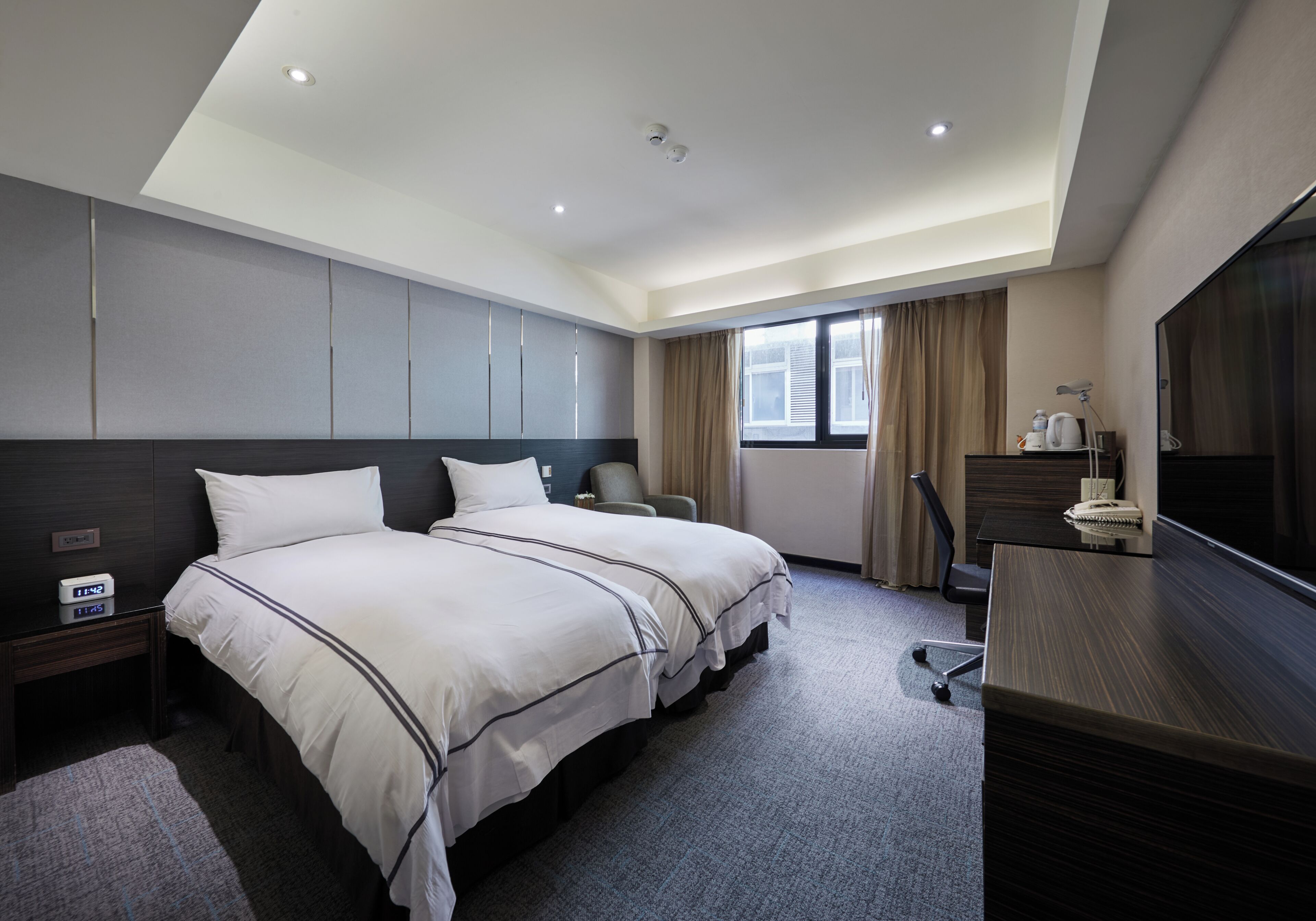 Business Room, 2 Twin Beds | Premium bedding, in-room safe, desk, soundproofing