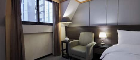 Habitación empresarial, 1 cama matrimonial | Ropa de cama de alta calidad y artículos del minibar gratis