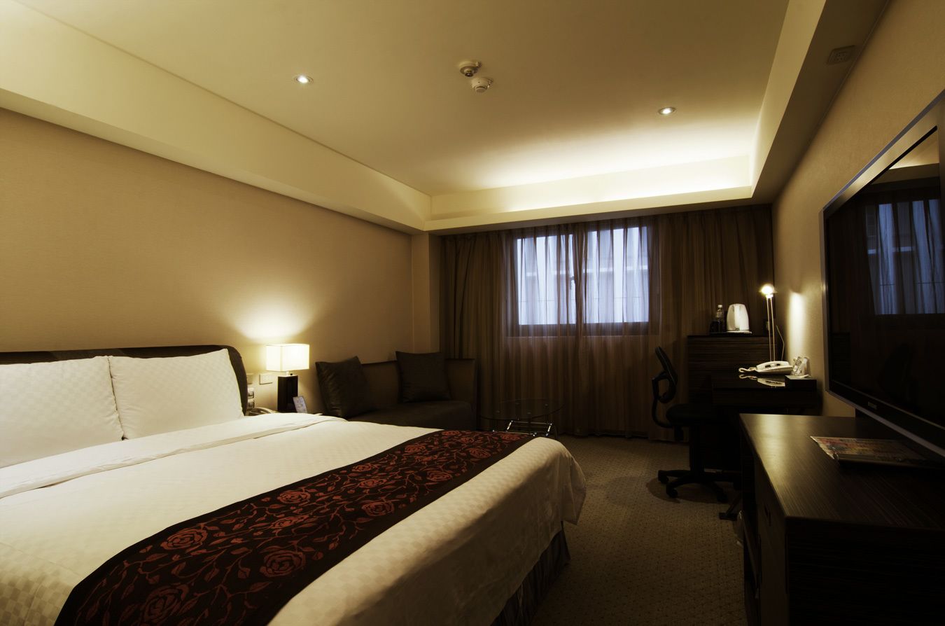 premium bedding, in-room safe, desk, soundproofing