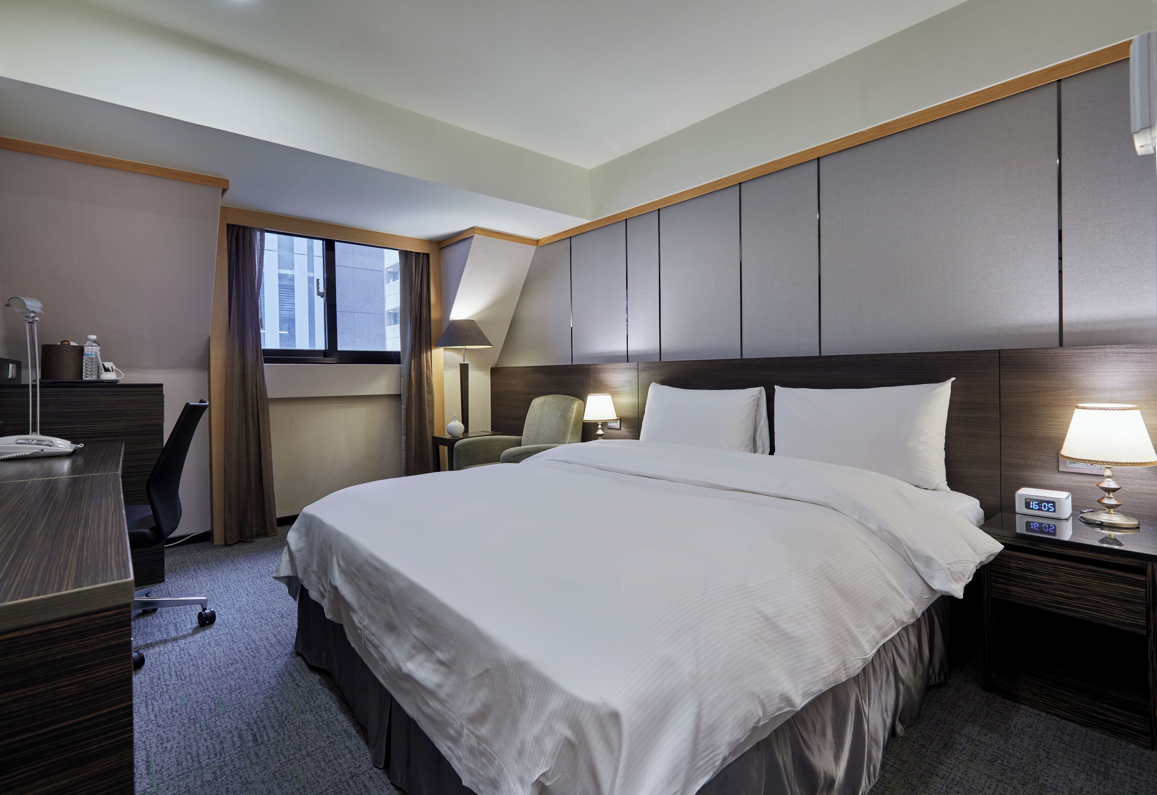 Business Room, 1 Double Bed | Premium bedding, in-room safe, desk, soundproofing