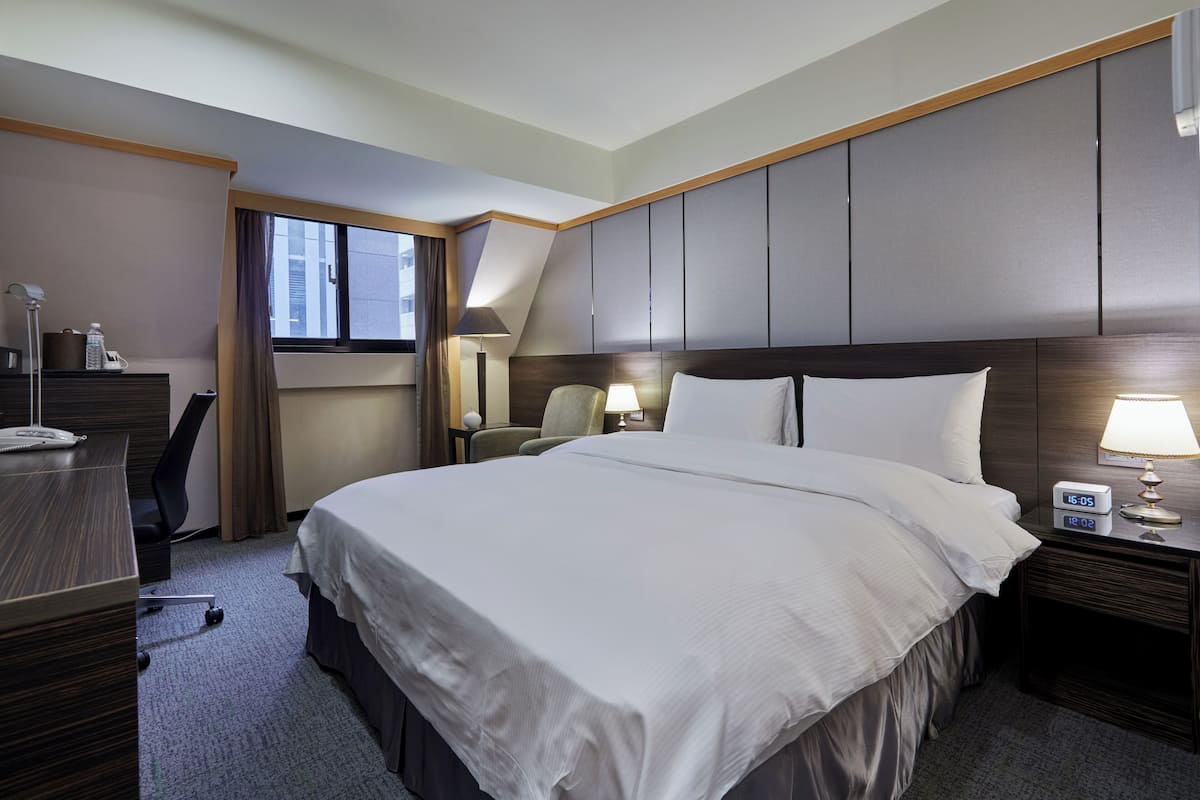 Business Room, 1 Double Bed | Premium bedding, in-room safe, desk, soundproofing
