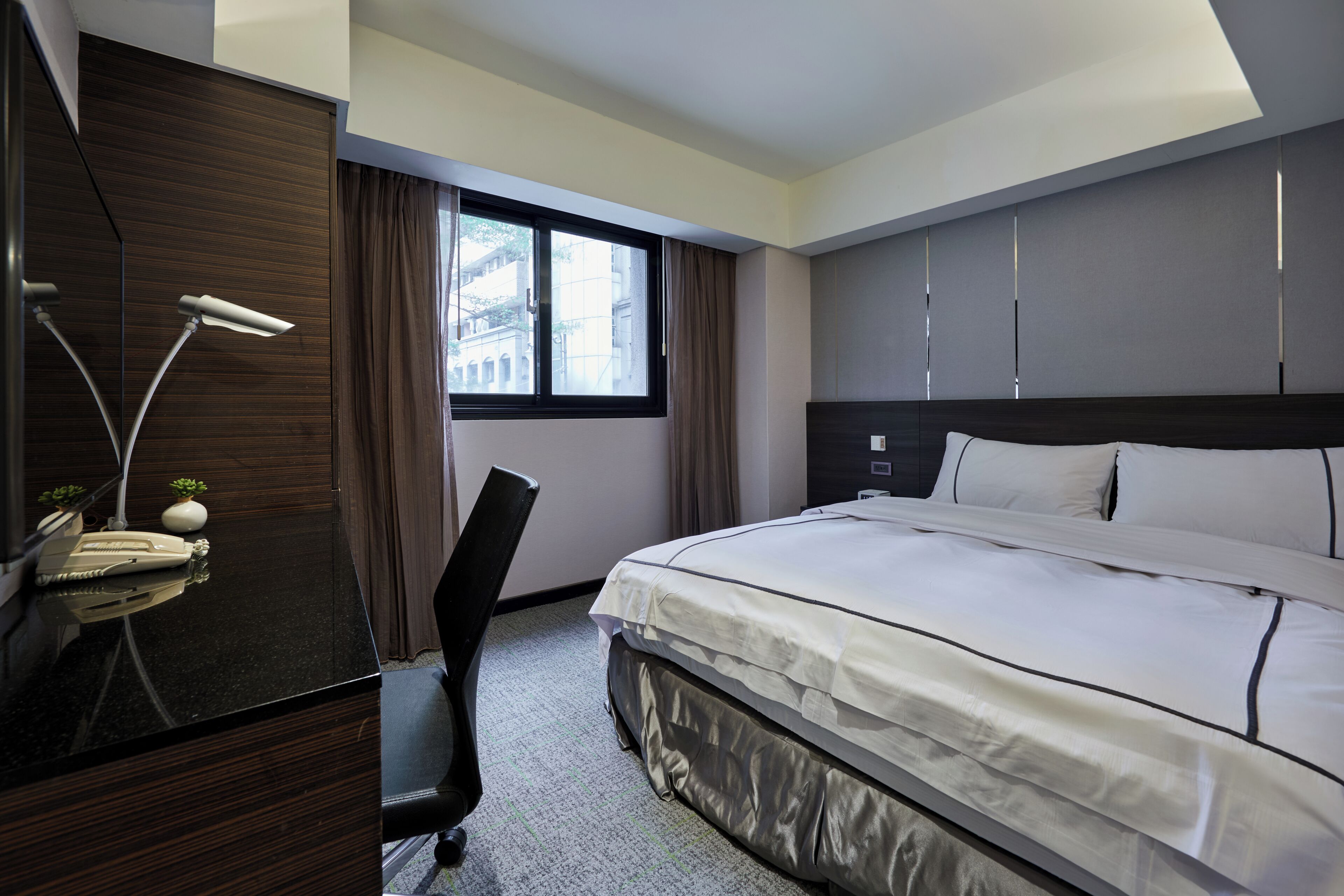 Economy Room, 1 Double Bed | Premium bedding, in-room safe, desk, soundproofing