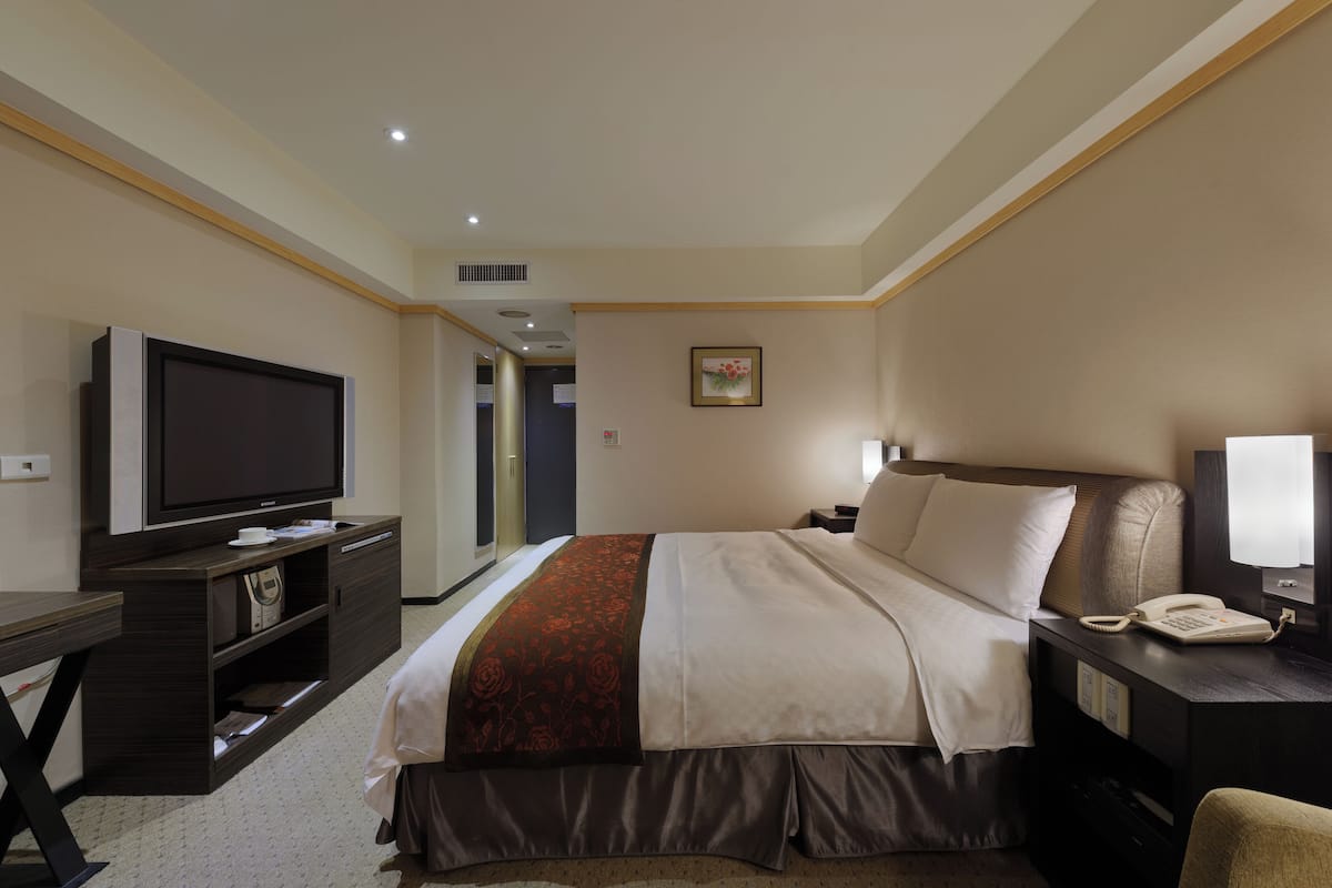 1 bedroom, premium bedding, in-room safe, desk