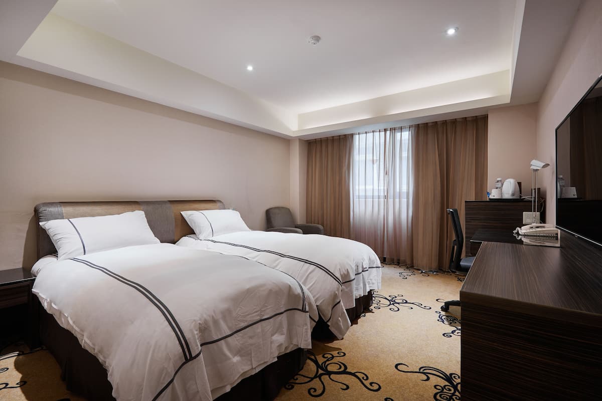 Business Room, 2 Twin Beds | 1 bedroom, premium bedding, in-room safe, desk