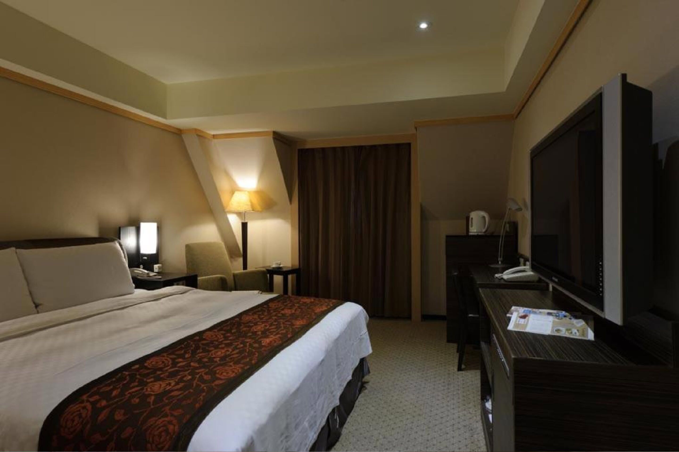 premium bedding, in-room safe, desk, soundproofing