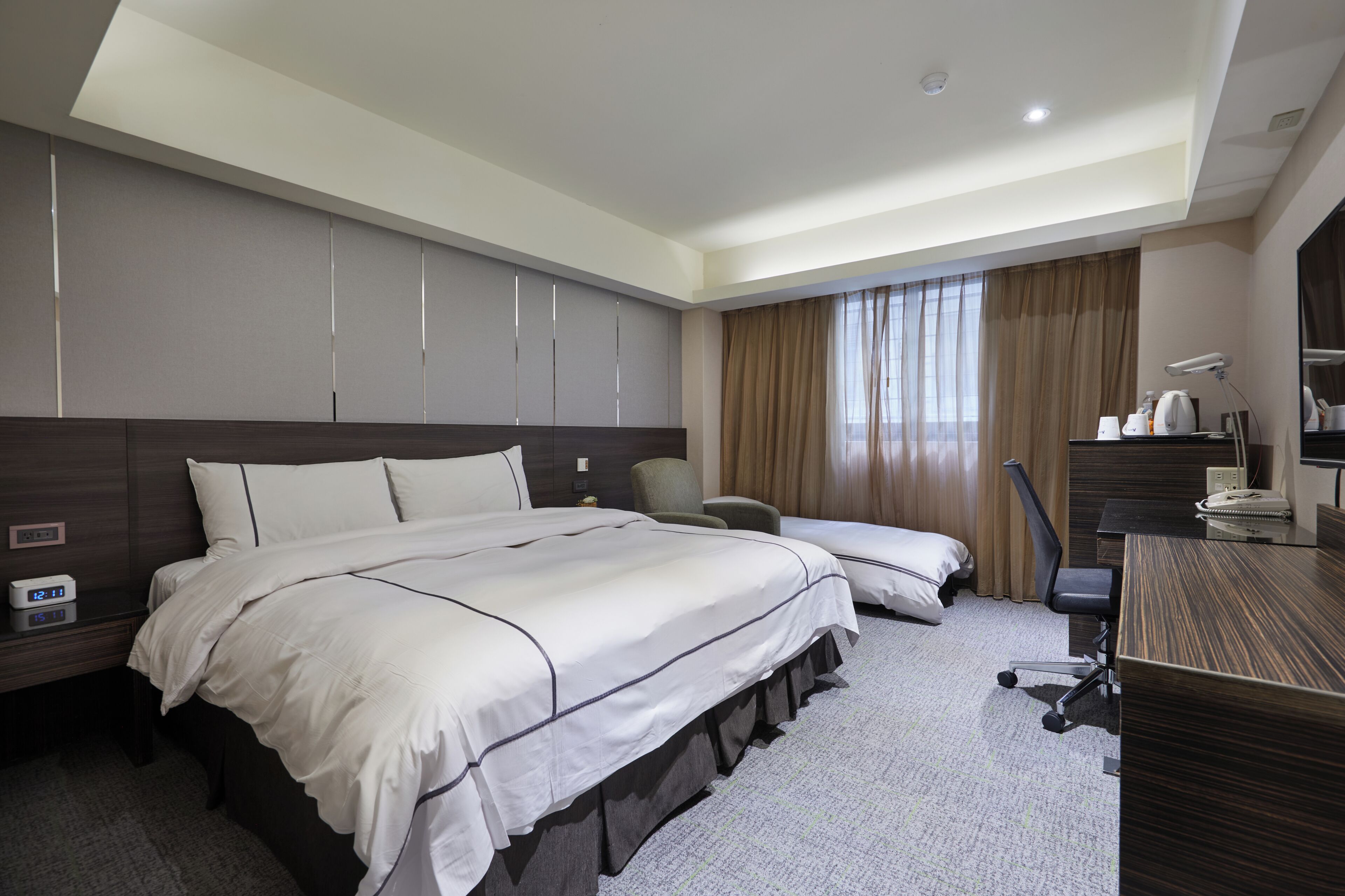 Business Triple Room, 1 Double Bed with Sofa bed | Premium bedding, in-room safe, desk, soundproofing