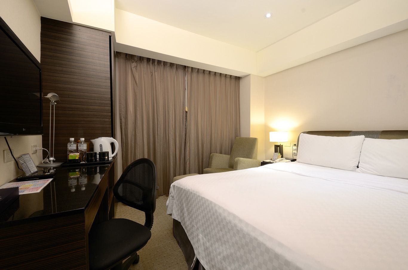 premium bedding, in-room safe, desk, soundproofing