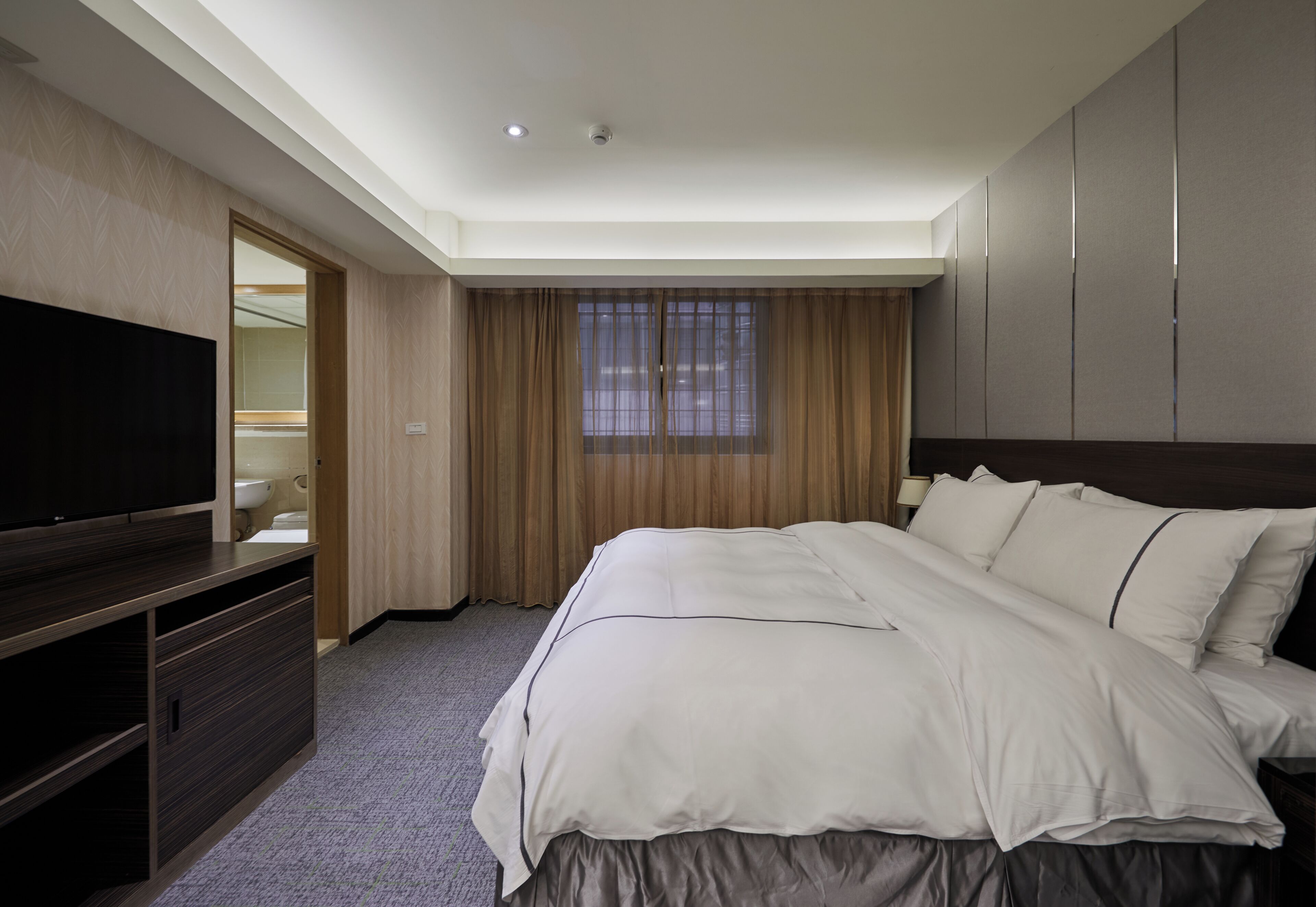 Suite | Premium bedding, free minibar, in-room safe, desk