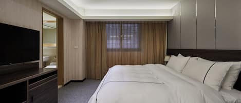 Suite | Premium bedding, free minibar, in-room safe, desk