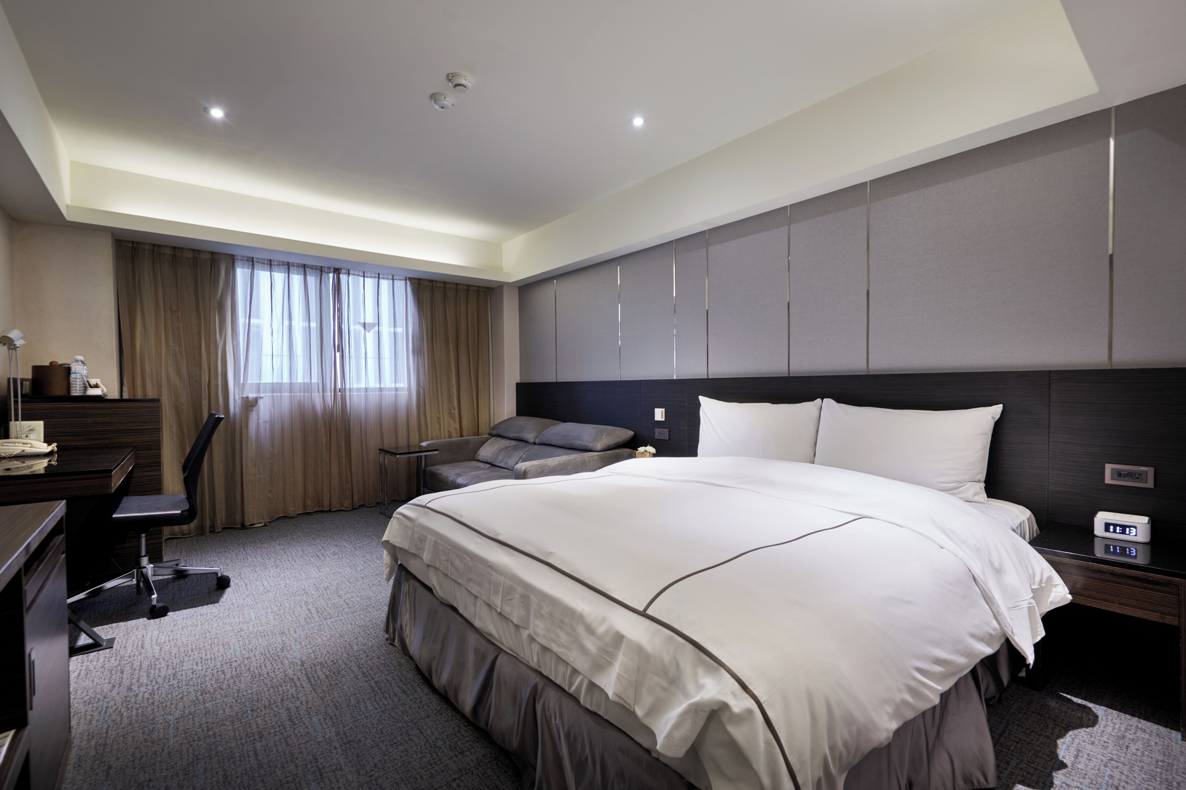 Executive Room, 1 Queen Bed | Premium bedding, in-room safe, desk, soundproofing