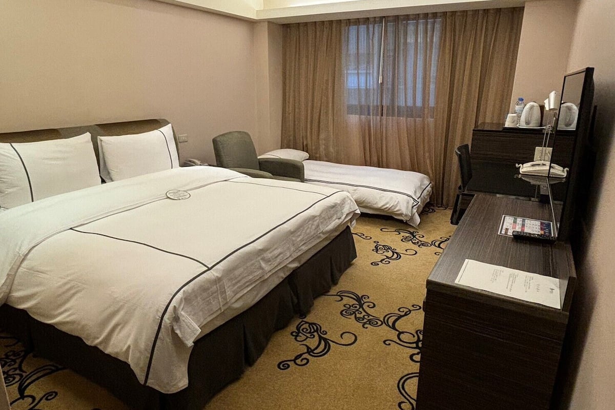 1 bedroom, premium bedding, in-room safe, desk