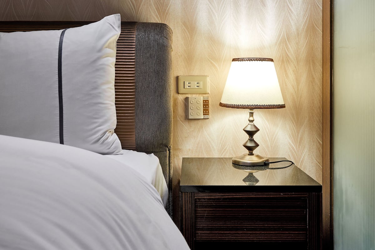 1 bedroom, premium bedding, in-room safe, desk