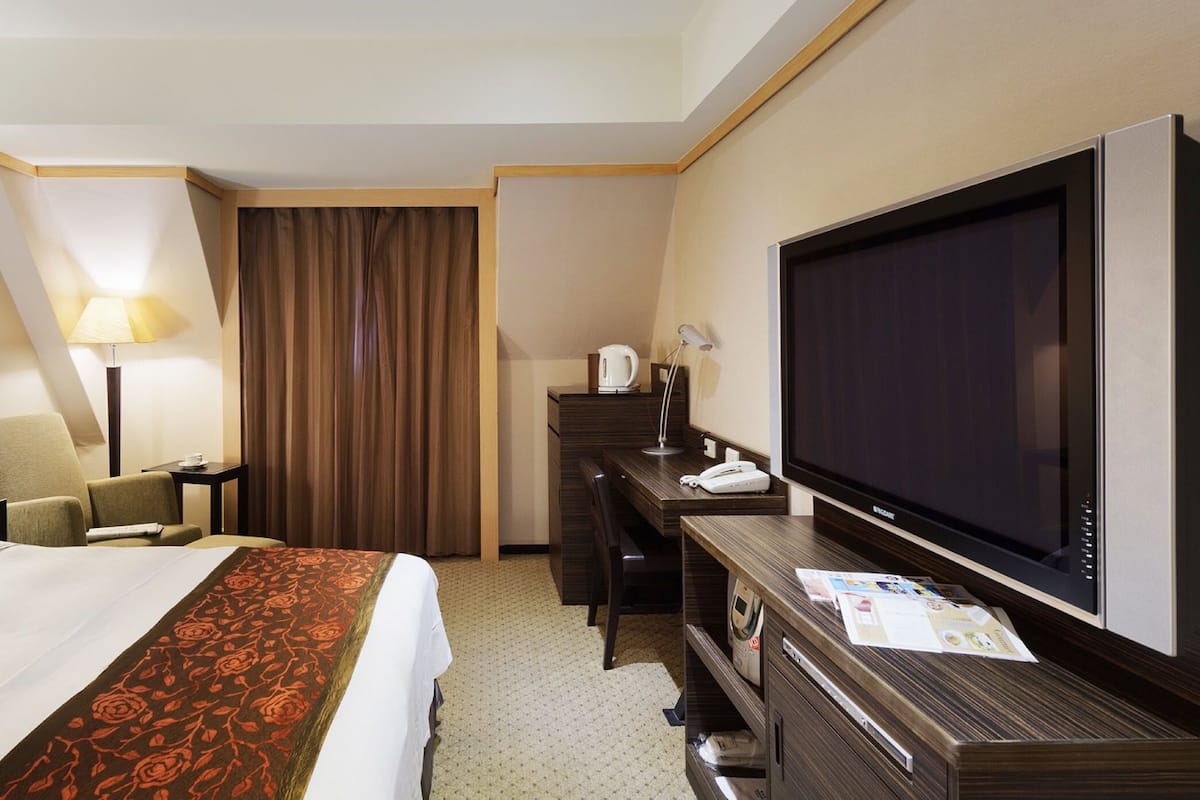 1 bedroom, premium bedding, in-room safe, desk
