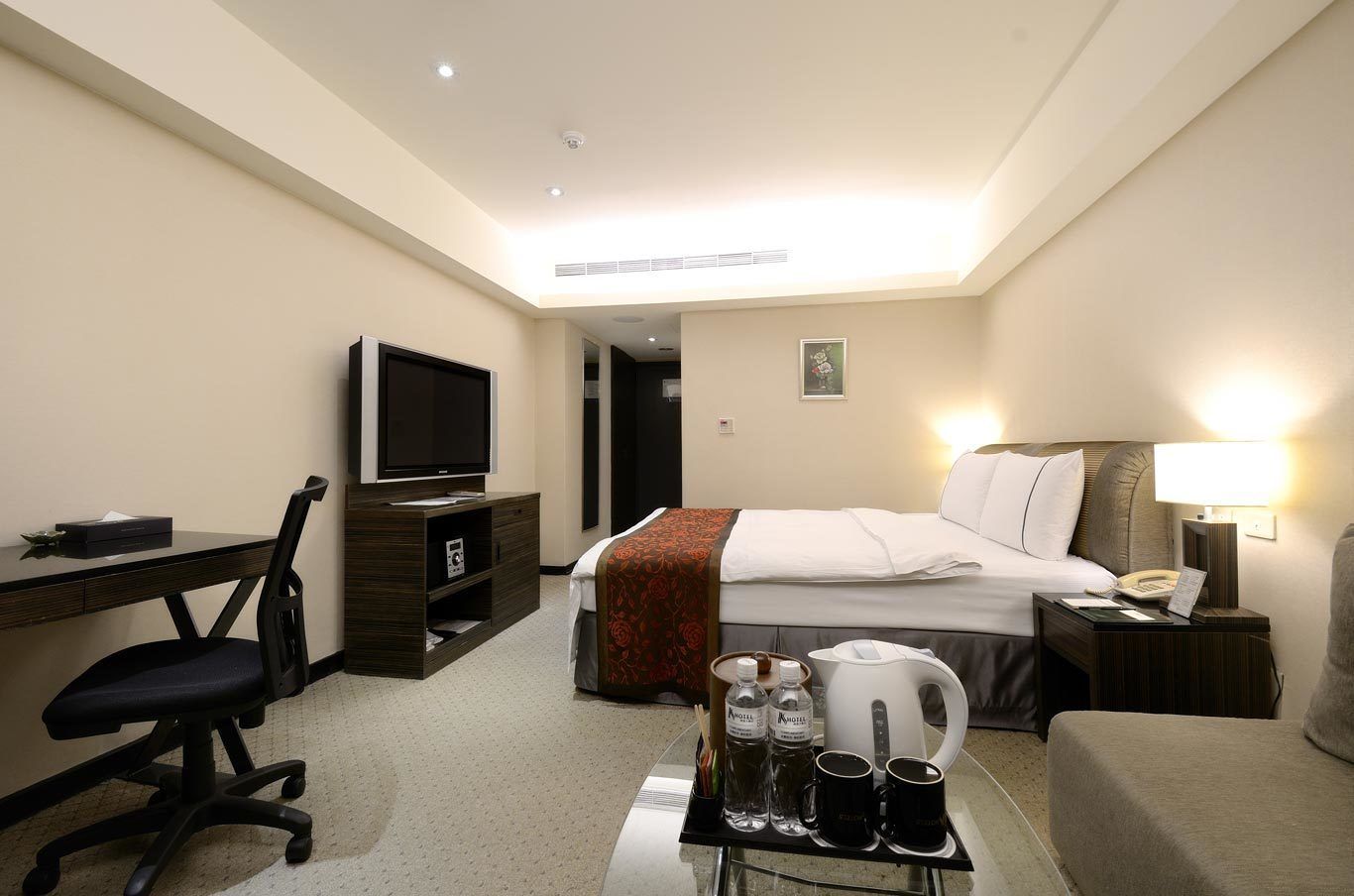 premium bedding, in-room safe, desk, soundproofing