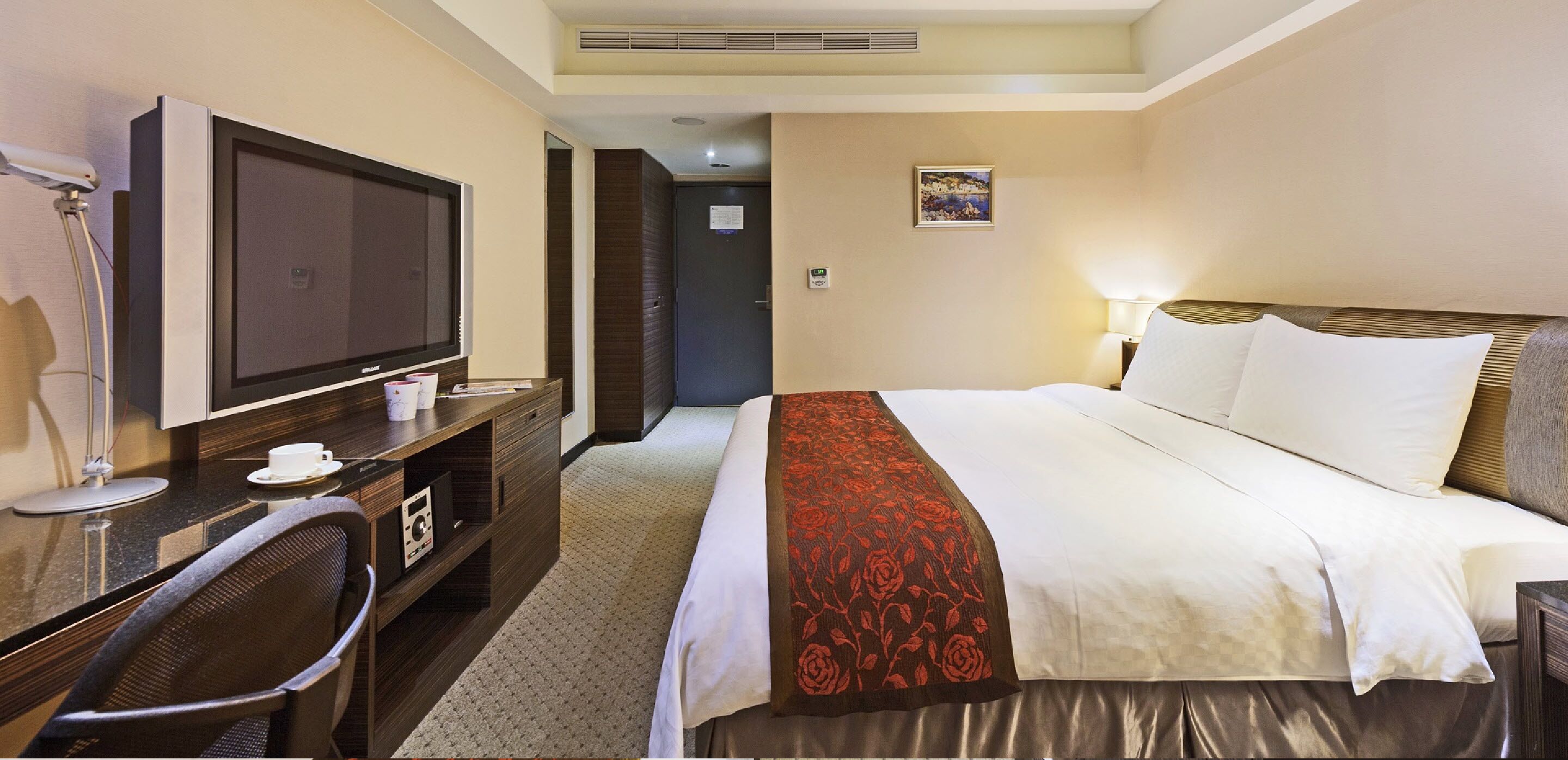 premium bedding, in-room safe, desk, soundproofing