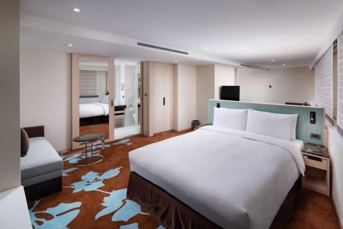 1 bedroom, premium bedding, in-room safe, desk