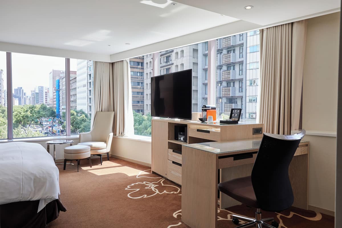 1 bedroom, premium bedding, in-room safe, desk