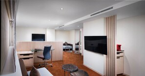 Phòng Suite có thiết kế đặc sắc | Bộ đồ giường cao cấp, két bảo mật tại phòng, bàn, phòng cách âm 