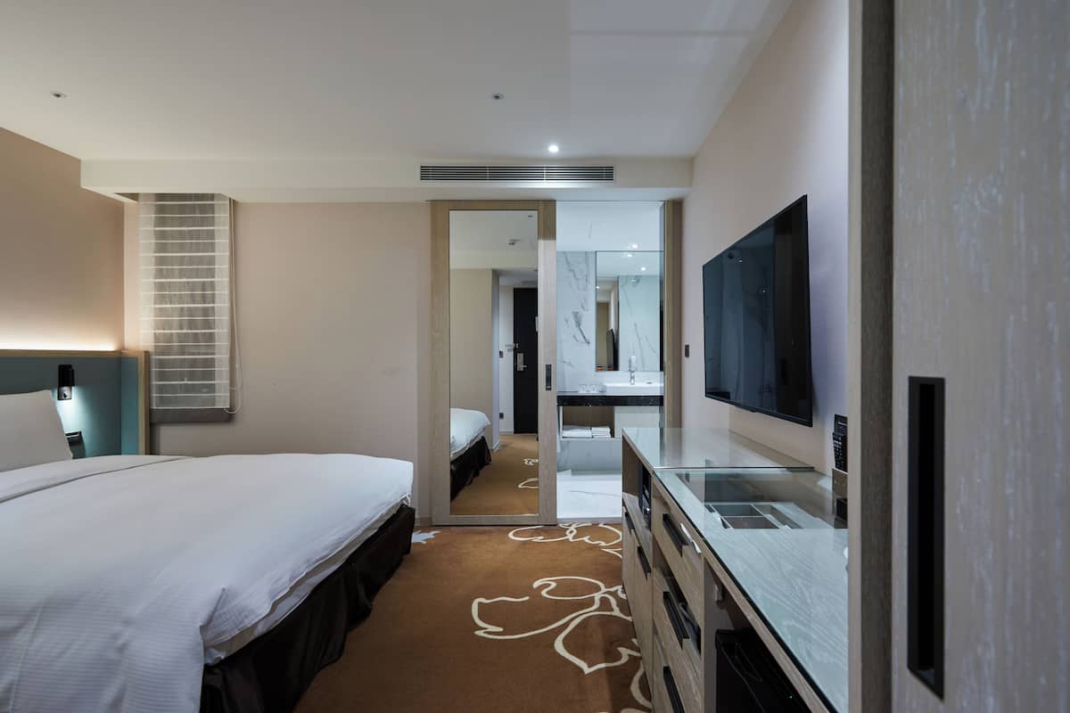 1 bedroom, premium bedding, in-room safe, desk