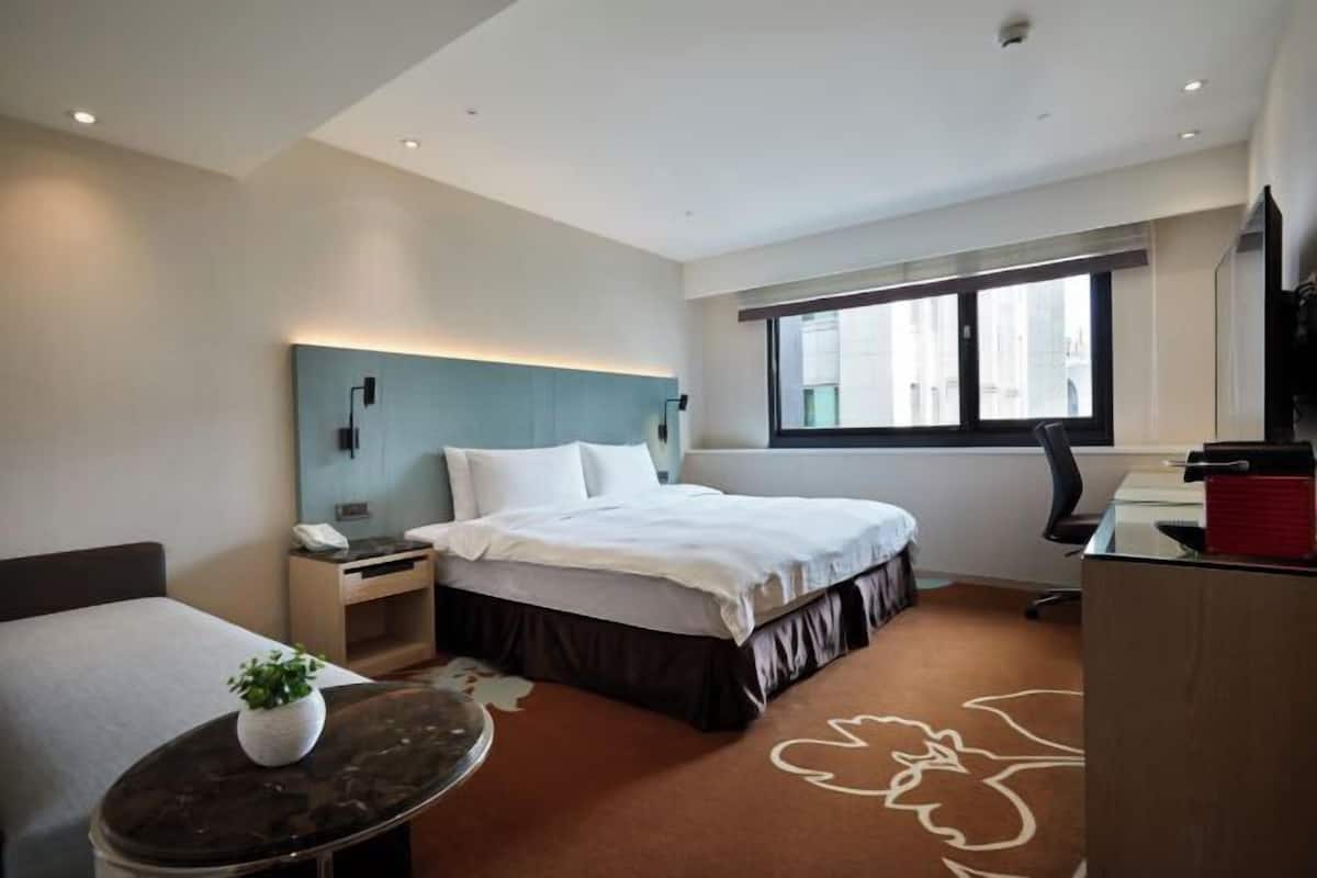 1 bedroom, premium bedding, in-room safe, desk