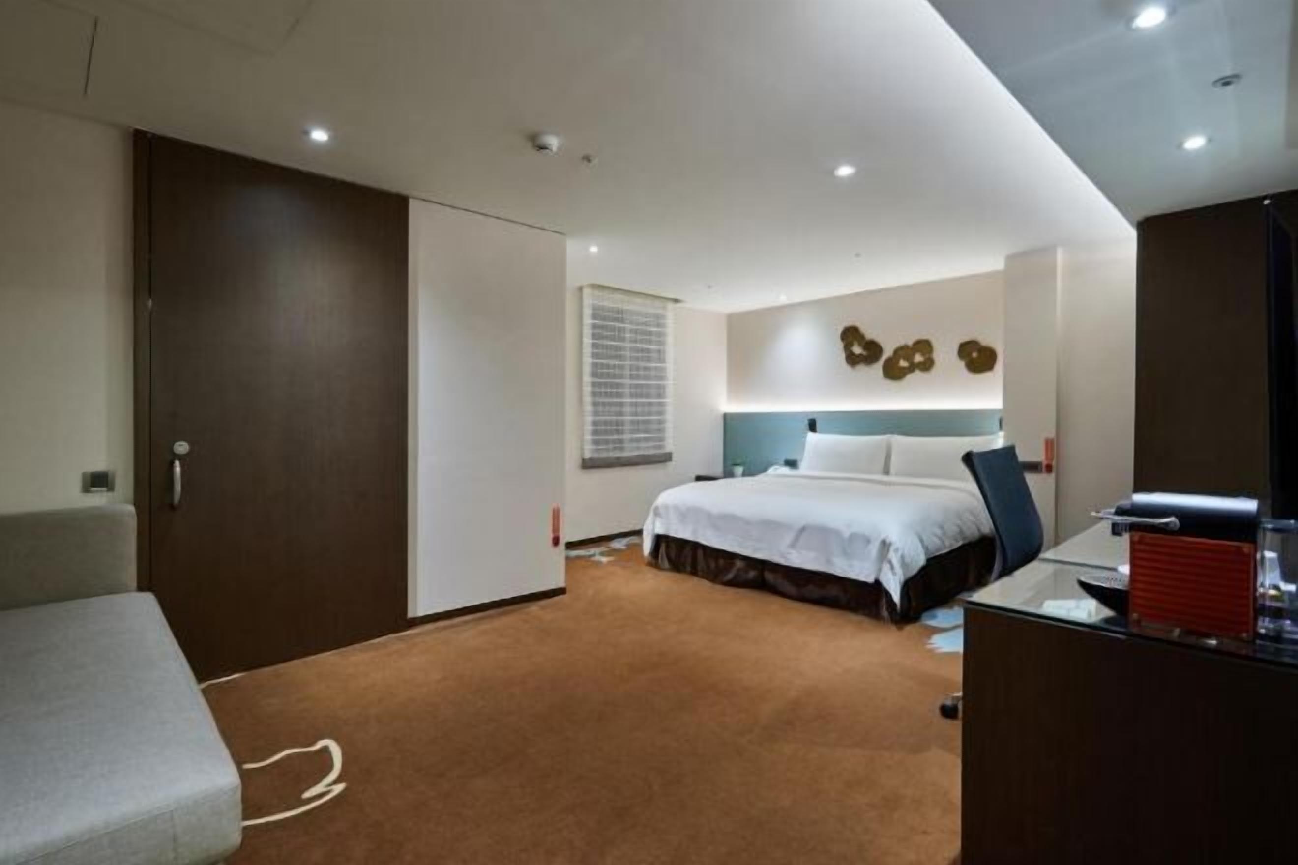 Premium bedding, in-room safe, desk, soundproofing