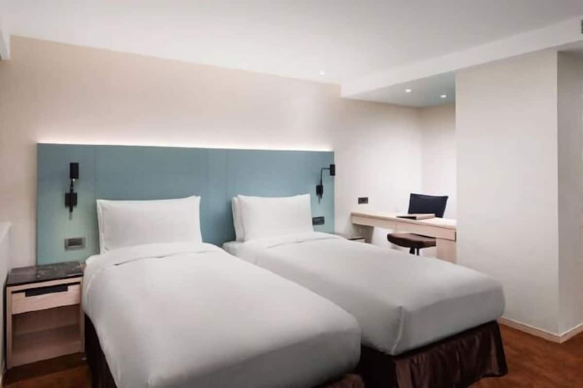 1 bedroom, premium bedding, in-room safe, desk