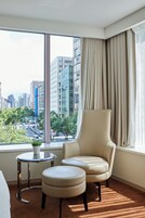 高級寢具、客房內保險箱、書桌、隔音