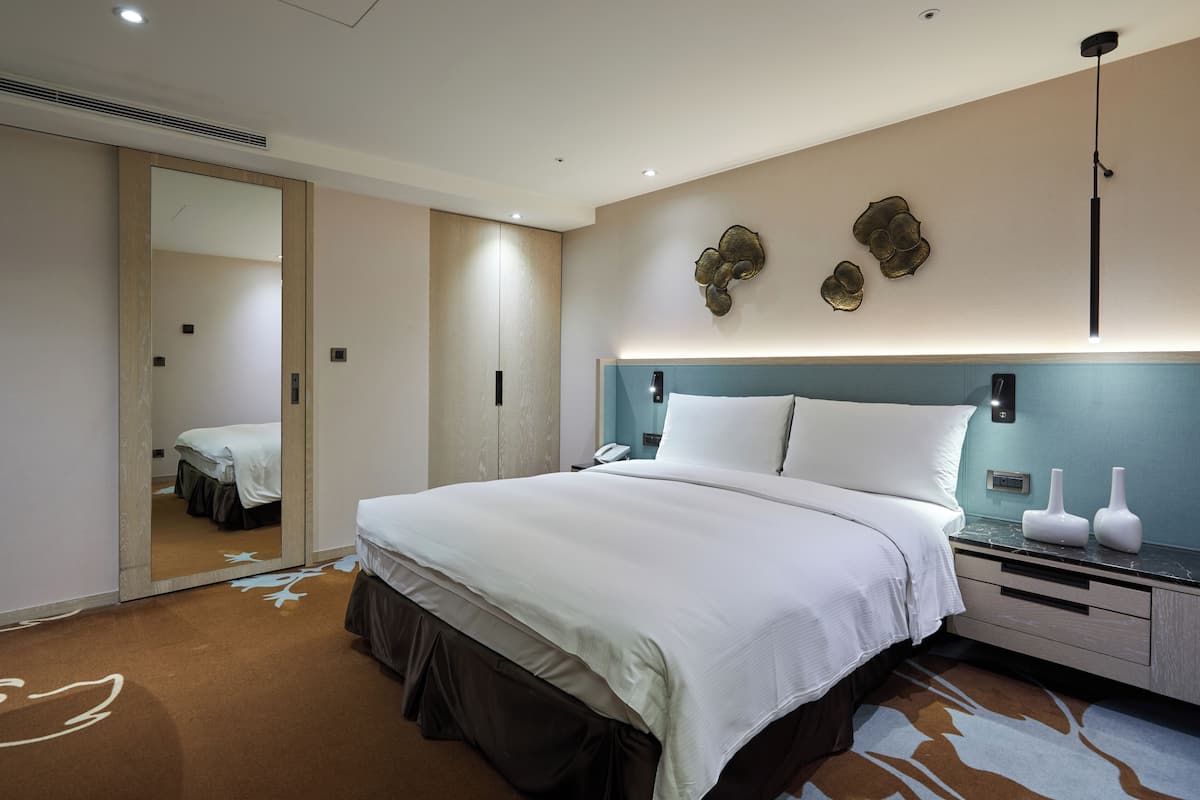 1 bedroom, premium bedding, in-room safe, desk