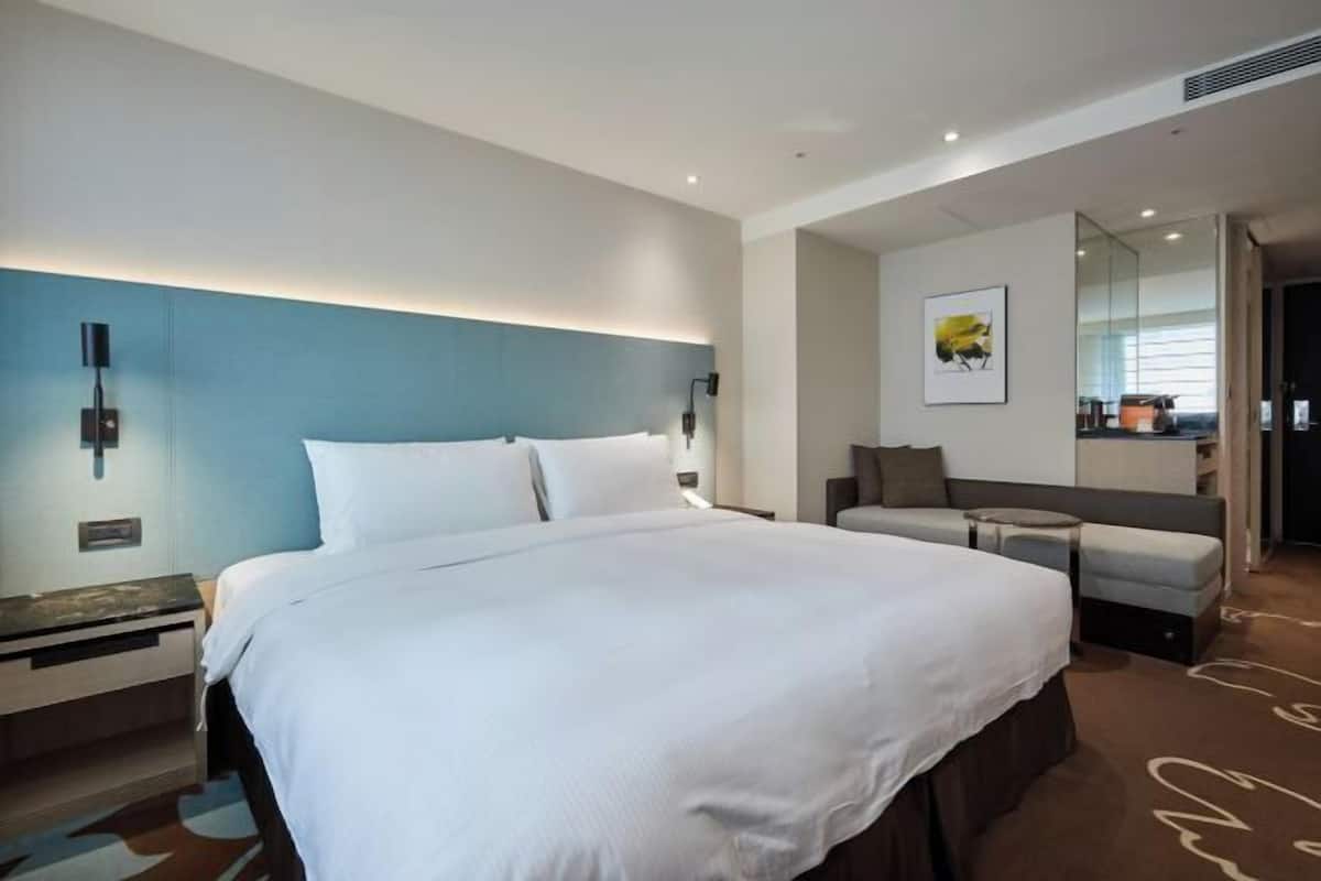 1 bedroom, premium bedding, in-room safe, desk