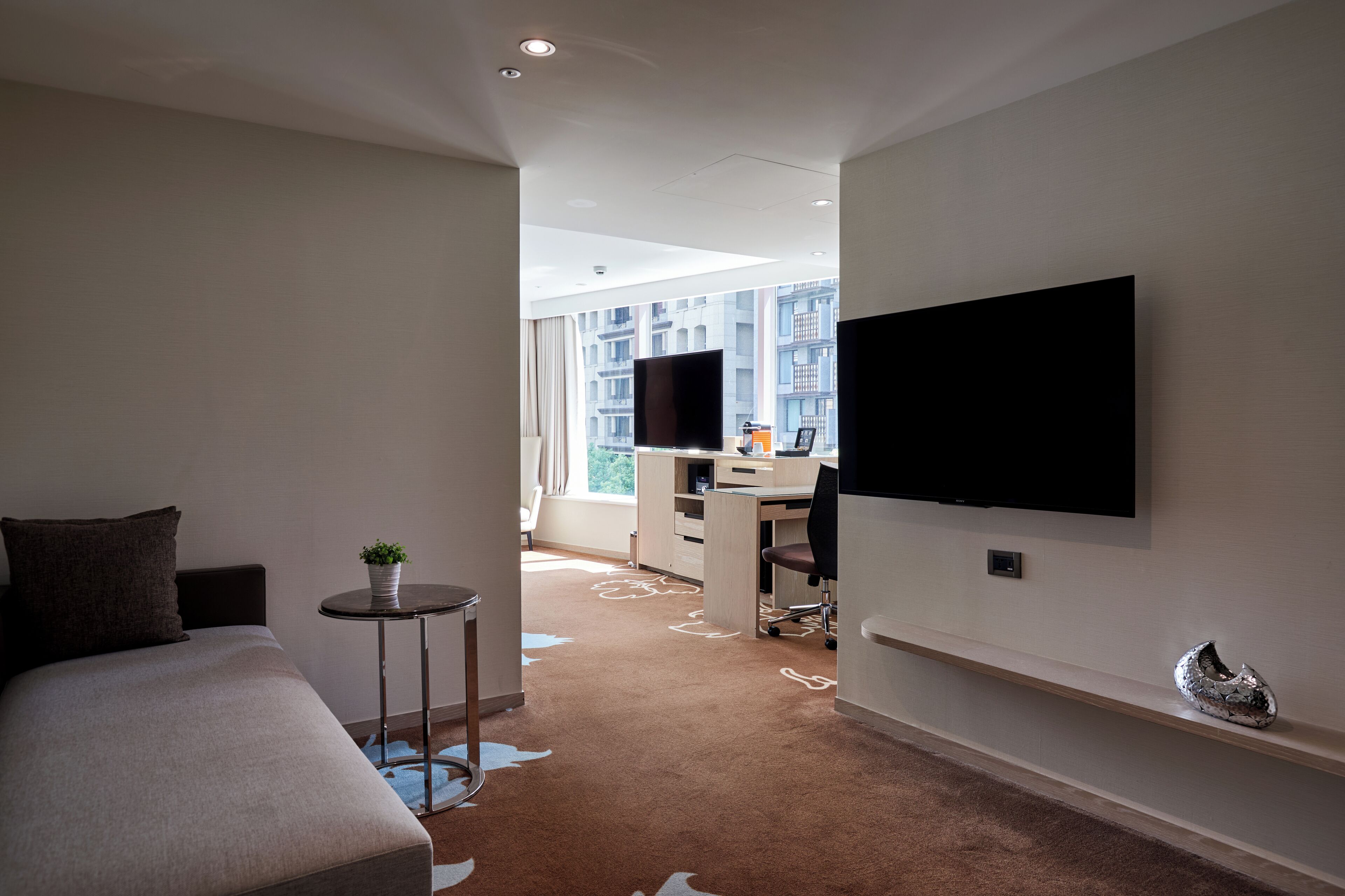 executive suite | 1 bedroom, premium bedding, in-room safe, desk