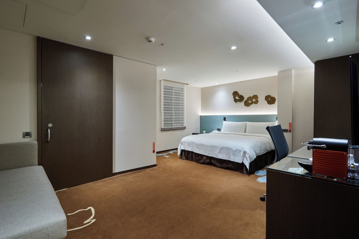 1 bedroom, premium bedding, in-room safe, desk
