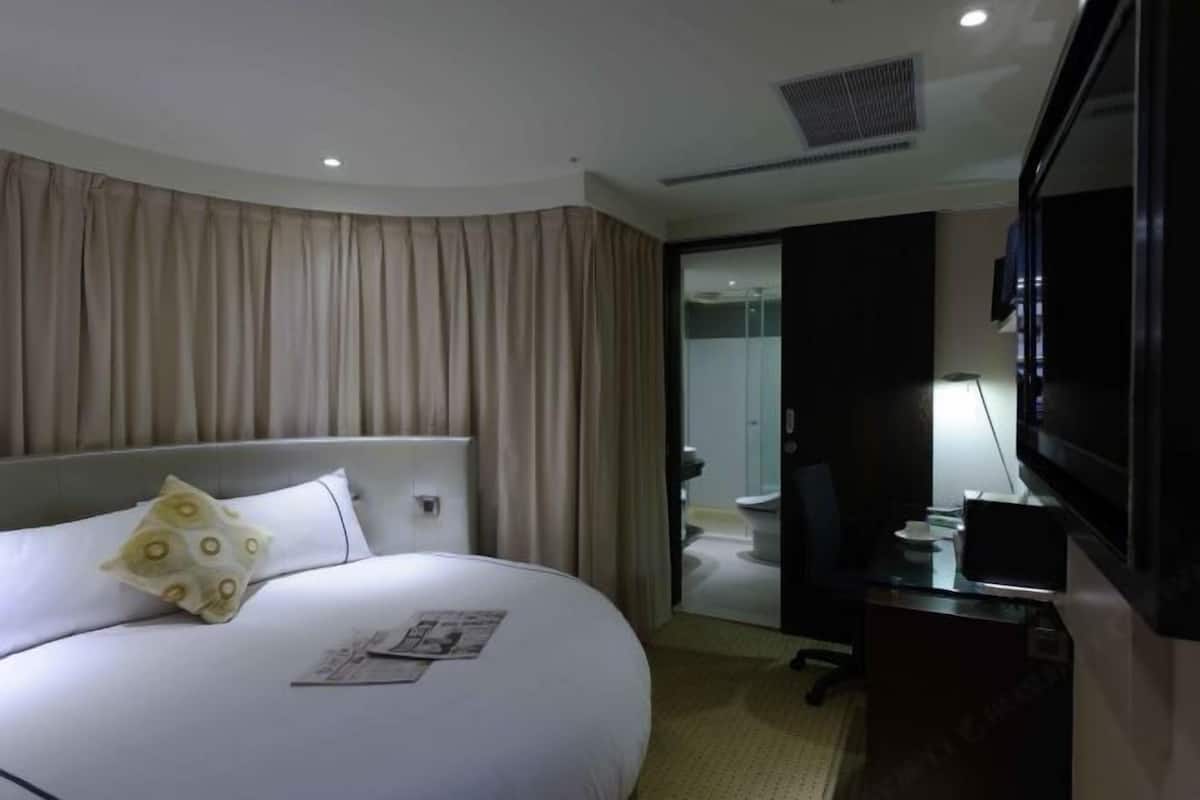 1 quarto, cofres nos quartos, escrivaninha, cortinas blackout