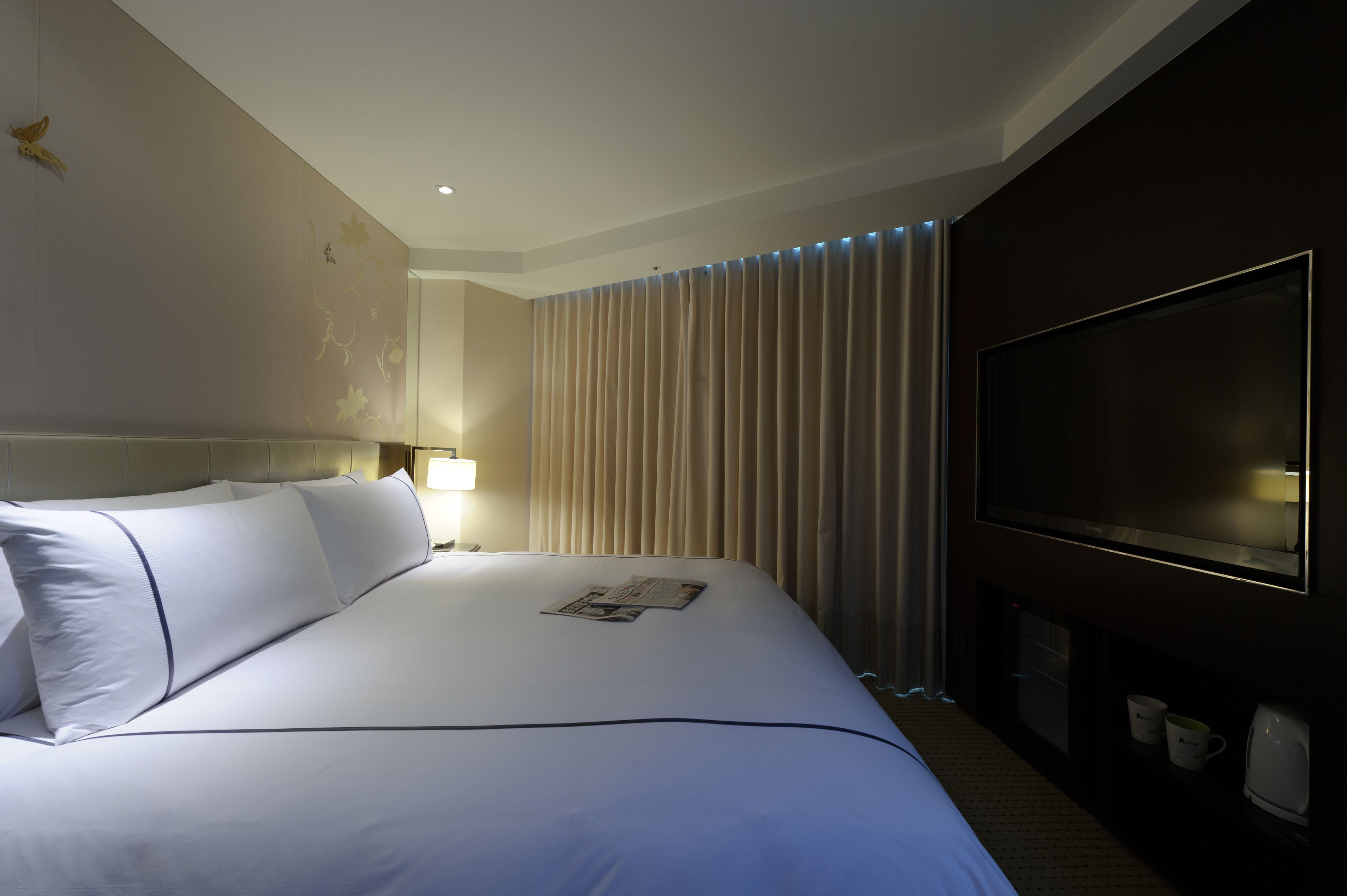 deluxe room, 1 double bed | 1 bedroom, in-room safe, desk, blackout curtains