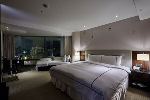 Deluxe kamer | Een kluis op de kamer, een bureau, verduisterende gordijnen