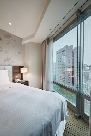 Phòng Deluxe, 1 giường đôi | Két bảo mật tại phòng, bàn, màn/rèm cản sáng, phòng cách âm 