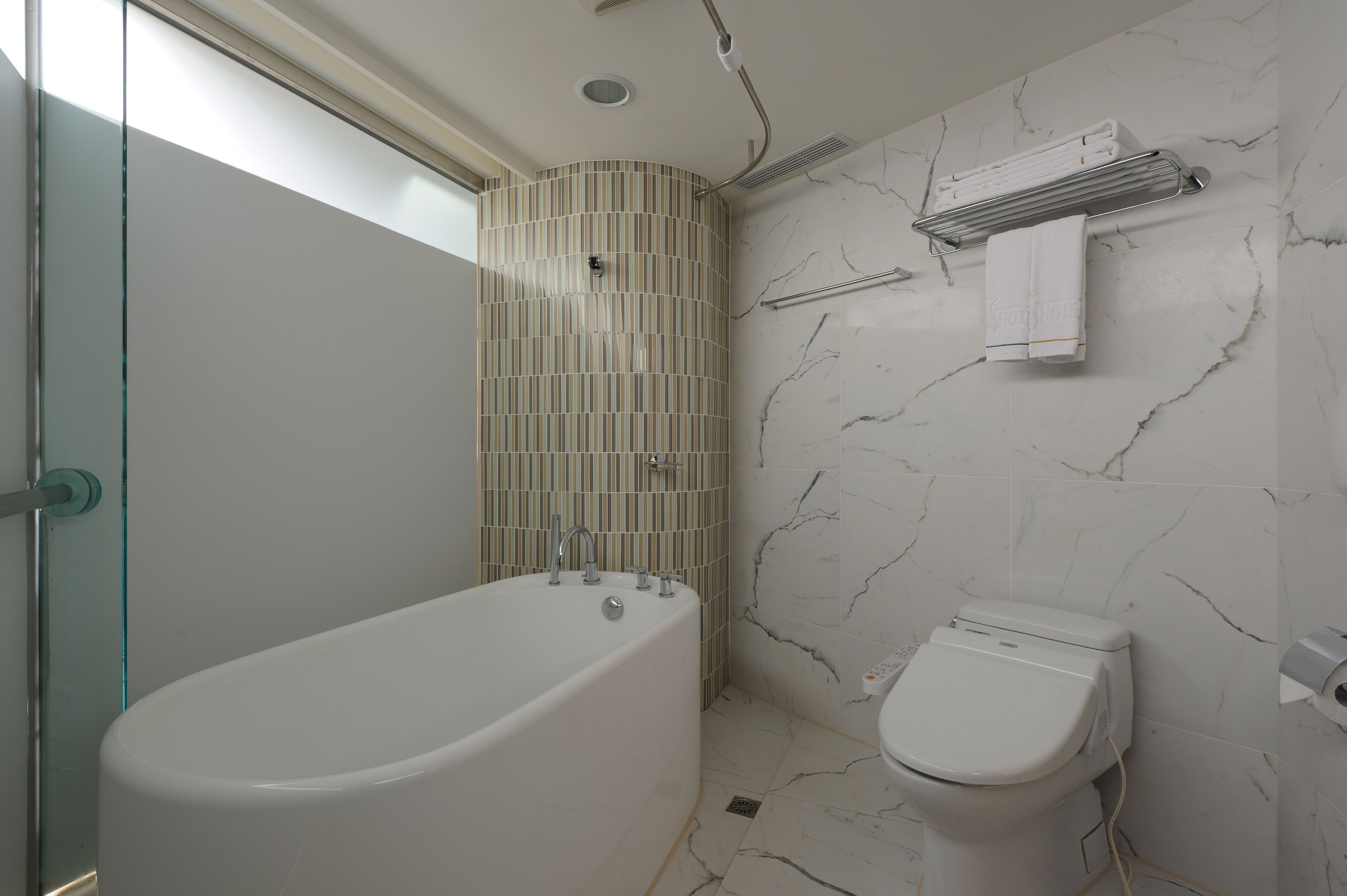 deluxe room, 1 double bed | bathroom | hair dryer, slippers, towels