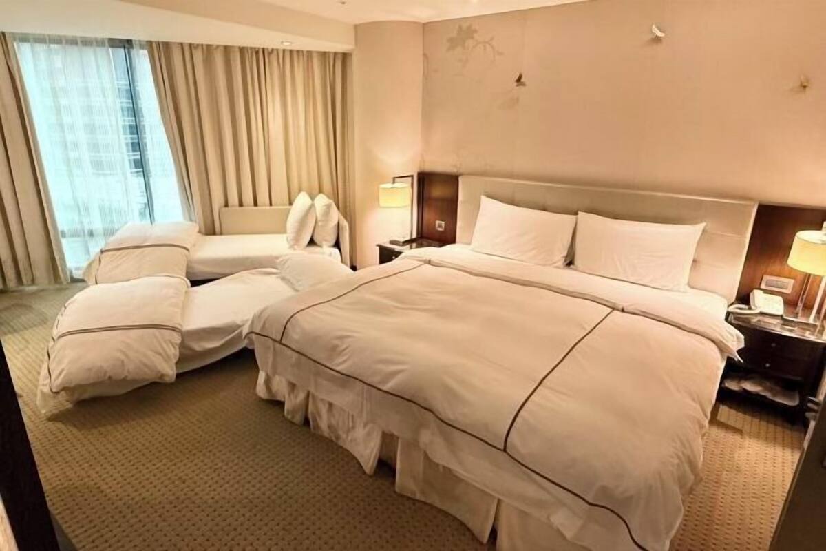 1 quarto, cofres nos quartos, escrivaninha, cortinas blackout