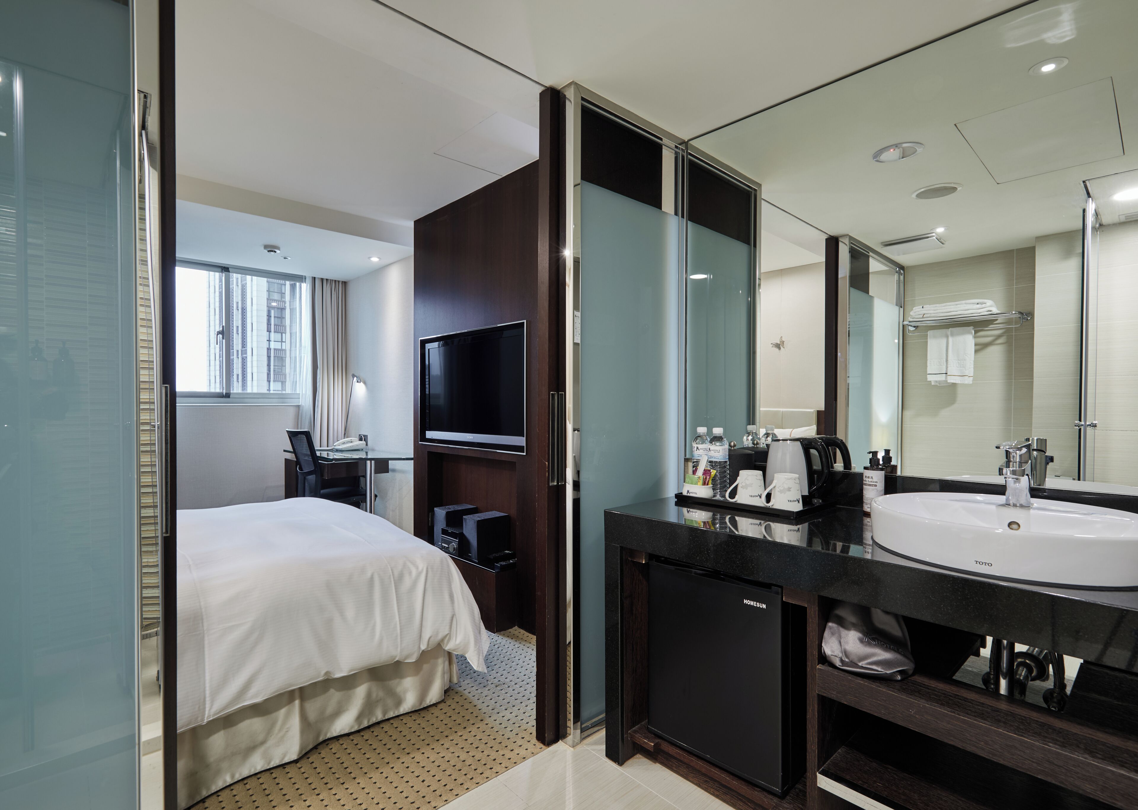 Basic Double Room, 1 Bedroom | Bathroom | Hair dryer, slippers, towels