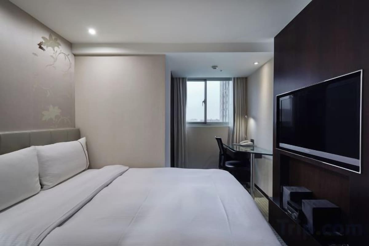 In-room safe, desk, blackout drapes, soundproofing